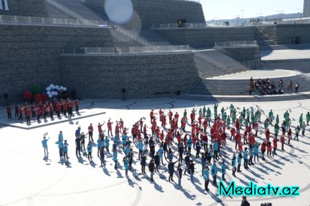Nəsimi rayonunda Bayraq gününə həsr edilmiş yürüş keçirilib - FOTOLAR