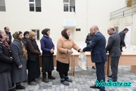 Dünya Azərbaycalıların Həmrəyliyi günü münasibəti ilə bayram sovqatı paylanmışdır - Nəsimidə (FOTOLAR)