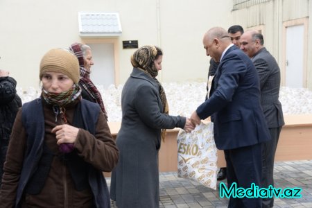 Dünya Azərbaycalıların Həmrəyliyi günü münasibəti ilə bayram sovqatı paylanmışdır - Nəsimidə (FOTOLAR)