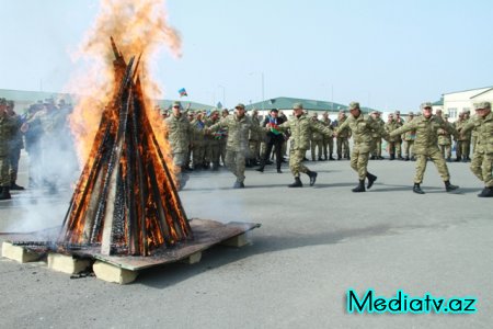 Nəsimi rayon ictimaiyyəti cəbhə bölgəsində xidmət edən əsgərlərlə Novruz bayramını qeyd etdilər - FOTOLAR