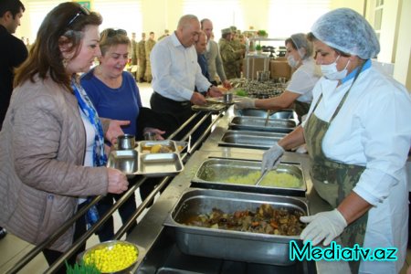 Nəsimi rayon ictimaiyyəti cəbhə bölgəsində xidmət edən əsgərlərlə Novruz bayramını qeyd etdilər - FOTOLAR