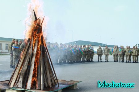 Nəsimi rayon ictimaiyyəti cəbhə bölgəsində xidmət edən əsgərlərlə Novruz bayramını qeyd etdilər - FOTOLAR