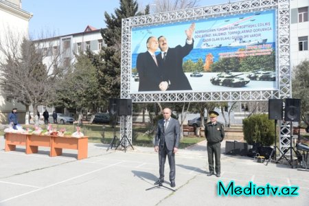 Nəsimi rayon İcra Hakimiyyəti tərəfindən Silahlı Qüvvələrin Baş Klinik Hospitalında əsgərlərlə bayram tədbiri keçirilmişdir - FOTOLAR