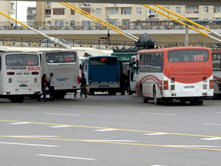 "Axşamlar avtobusa daş atırlar, bizi döyürlər..."