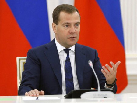 Medvedev: "Sanksiyalar və neftin qiyməti artıq qorxutmur"