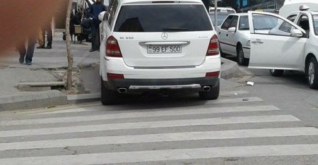 Bakıda sürücü avtomobili piyada keçidinin üstündə saxladı – FOTO