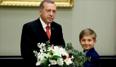 Ərdoğan kürsüsünü 10 yaşlı oğlana verdi – FOTO