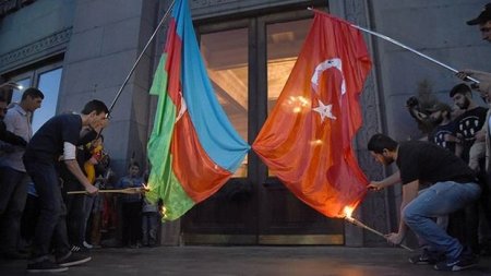 Yerevanda Azərbaycan və Türkiyənin bayraqları yandırılıb – FOTO