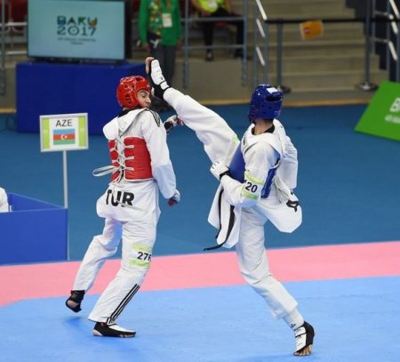 Prezident ölkəmizin 50-ci qızıl medalını qazanan taekvondoçunu mükafatlandırıb – FOTO