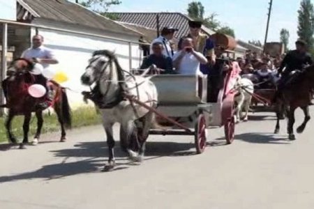 Azərbaycanda qeyri-adi toy karvanı: Atlar və bəzədilmiş arabalar