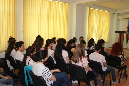 Nərimanov rayonunda “Humanitar dərs” - gənclərin mədəniyyətin inkişafına dəstək təşəbbüsləri layihəsinin daha bir təlimi keçirilib.