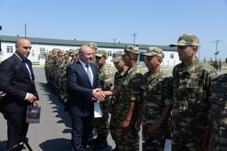 Nəsimi rayon ictimaiyyəti cəbhə bölgəsində xidmət edən əsgərlərlə 26 İyun- Silahlı Qüvvələr gününü və Ramazan bayramını qeyd etdilər.