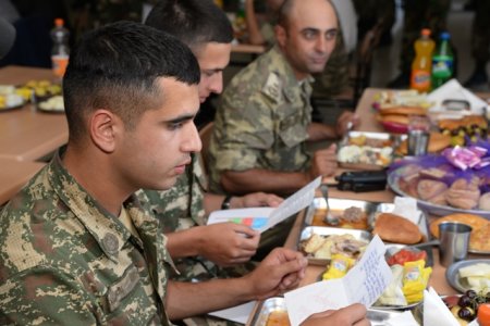 Nəsimi rayon ictimaiyyəti cəbhə bölgəsində xidmət edən əsgərlərlə 26 İyun- Silahlı Qüvvələr gününü və Ramazan bayramını qeyd etdilər.