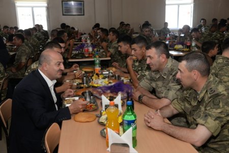 Nəsimi rayon ictimaiyyəti cəbhə bölgəsində xidmət edən əsgərlərlə 26 İyun- Silahlı Qüvvələr gününü və Ramazan bayramını qeyd etdilər.
