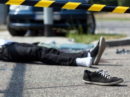 Biləsuvarda avtomobil piyada qadını vuraraq öldürüb