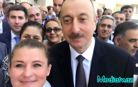 Ev alan jurnalistlər prezidentlə selfi etdi - Fotolar