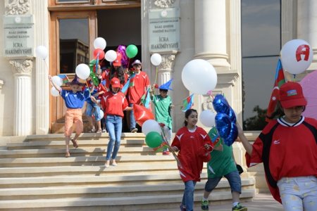 Nəsimi rayonunun “Gənc İlhamçılar”ı Şəki şəhərinə istirahətə yola düşdülər