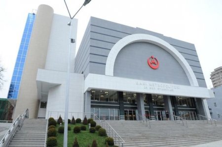 Bakı metrosunda sərnişinlə polis arasında mübahisə