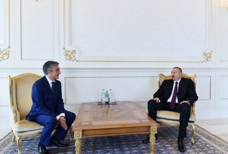 Prezident Tacikistan və Macarıstanın yeni səfirlərinin etimadnaməsini qəbul edib