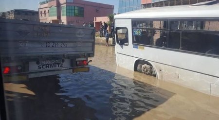 Bakıda "üzən" avtobus – FOTO