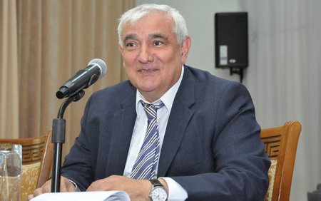 Kamal Abdulla gözəlliyinə görə efirə çıxarılan aparıcıları qınadı