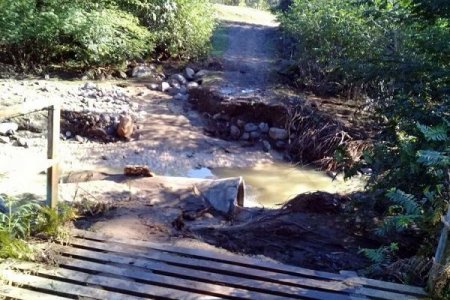 Astarada güclü sel körpünü uçurdu 