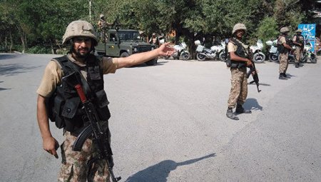 Pakistanda partlayış: 6 polis öldü
