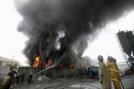 İri fabrikdə yanğın: FHN-nin polkovnik-leytenantı yaralandı