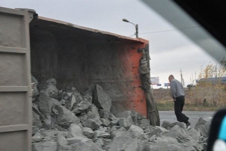 Daş yüklənmiş “KamAZ” aşdı – FOTO