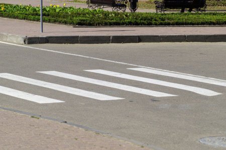 Bakıda bazarın qarşısında avtomobil piyadanı vurdu