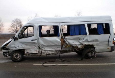 Astarada mikroavtobus ağır qəzaya düşdü: Ölən var
