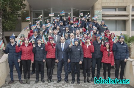 Nərimanov rayon rəhbərliyinin “Ölkəmizi tanıyaq” tur aksiyada iştirak edəcək məktəblilərlə görüşü keçirilib