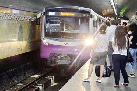 Bakı metrosunda gənc özünü qatarın altına atdı