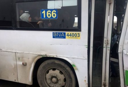 Bakıda sərnişin avtobusu yük maşınına çırpıldı – FOTO