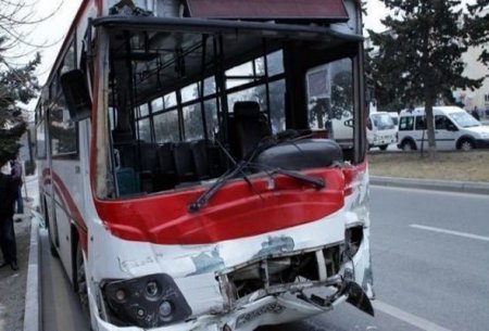 Bakıda avtobus qəzası: Ölən var