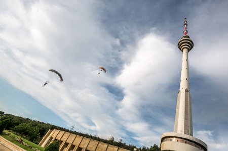 Teleqüllə yaxınlığında çatlar yaranıb