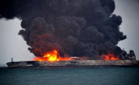 Çin sahillərində neft tankeri partlayıb